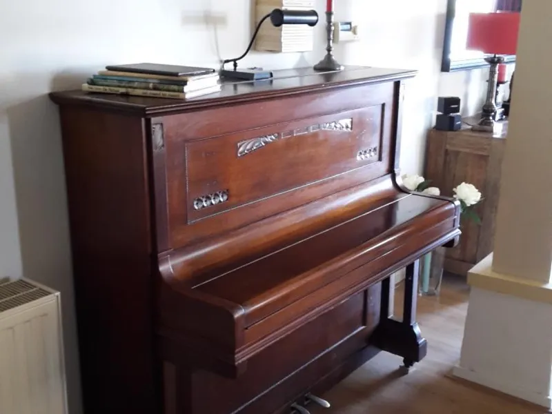 De eetkeuken met de grote houten tafel