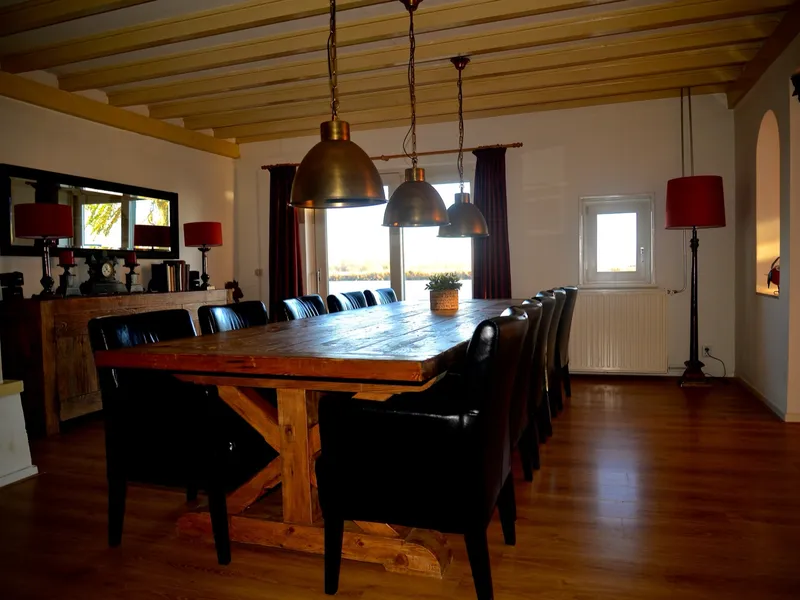 De eetkeuken met de grote houten tafel