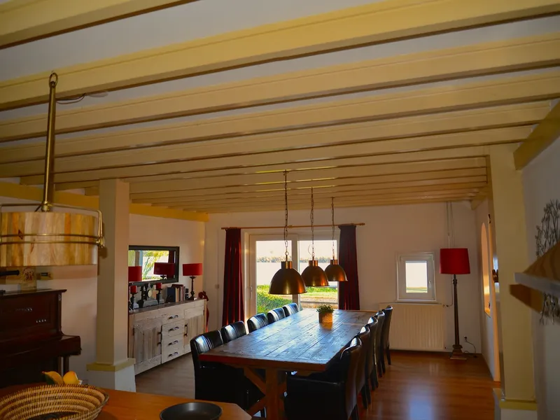 De eetkeuken met de grote houten tafel