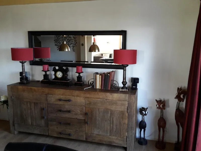 De eetkeuken met de grote houten tafel
