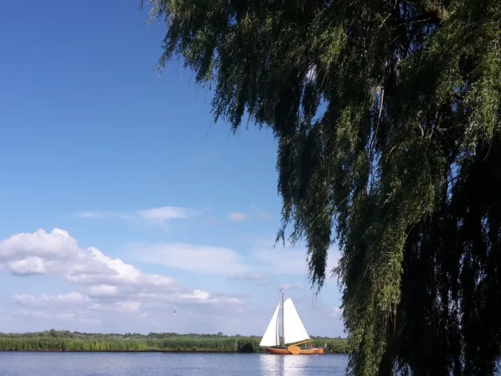 Een boot afgemeerd in de eigen insteekhaven van Vrijzicht
