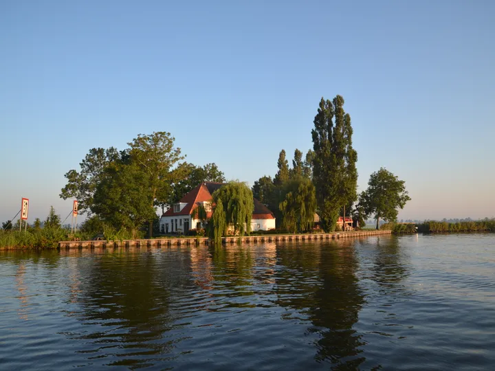 Vrijzicht gezien vanaf het water
