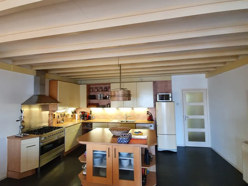 De keuken met kookunit en kookeiland
