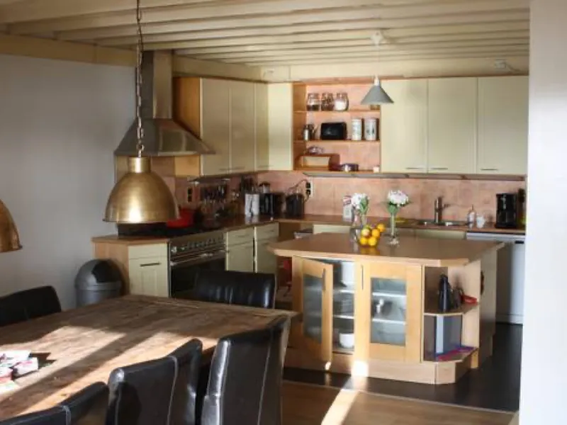De keuken met kookunit en kookeiland