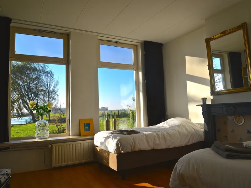 Slaapkamer met uitzicht over het land