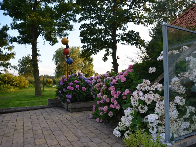 Een van de terrassen rond het huis