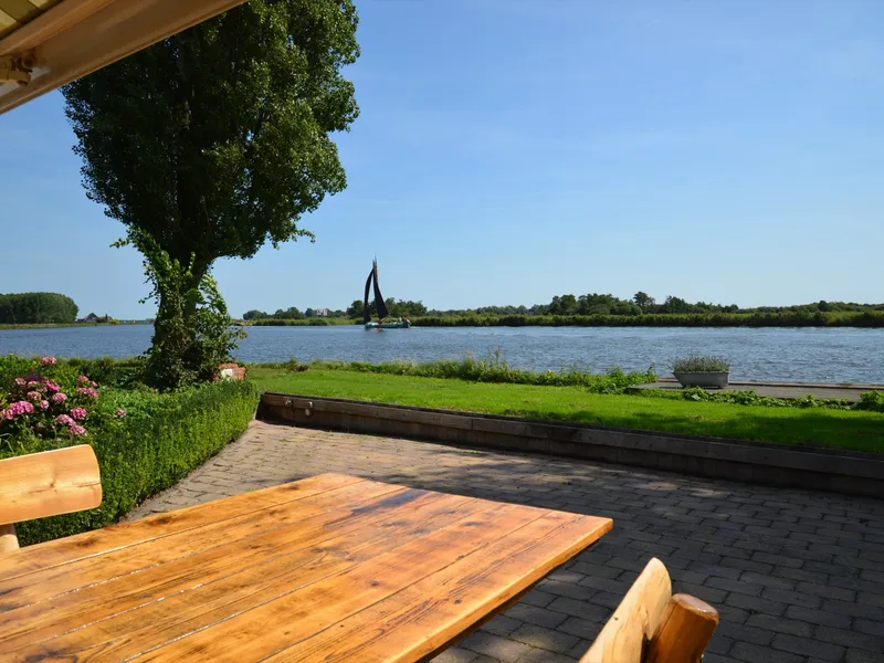 Een van de terrassen rond het huis